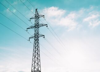 Jak mocować przewody elektryczne do ściany?